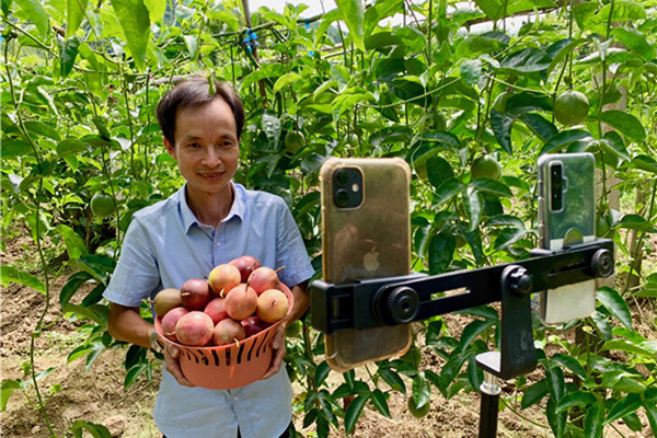 Công nghệ thông tin, mạng internet giúp nông dân kết nối với khách hàng một cách dễ dàng để tiêu thụ nông sản.
