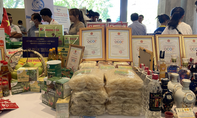 Những sản phẩm OCOP hoặc đặc sản tại Bình Định được trưng bày bên lề hội nghị.