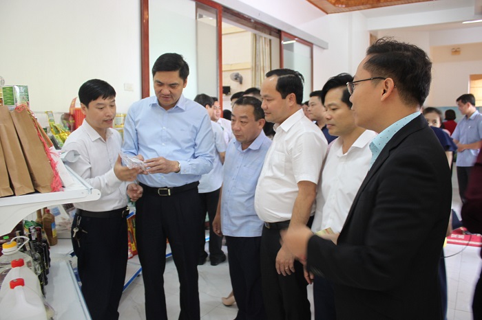 Ông Hoàng Nghĩa Hiếu, Phó Chủ tịch UBND tỉnh Nghệ An (thứ 2 từ trái sang) tham quan sản phẩm OCOP của địa phương